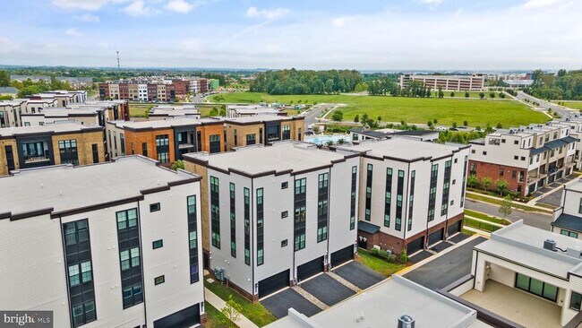 Building Photo - 43443 Croson Ln