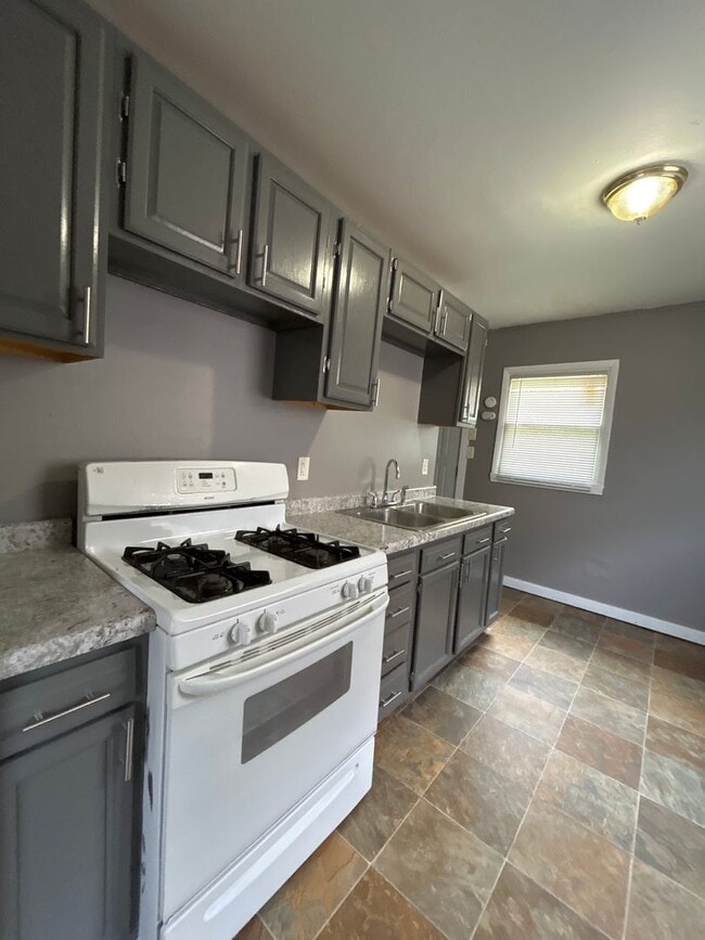 Building Photo - Updated 2-Bedroom, 1-Bathroom Home in Sout...