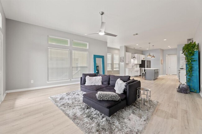 Building Photo - 709 N Bayshore Dr