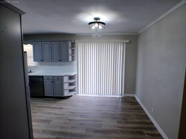 Building Photo - Beautiful 2 bedrooms and 2 baths with vanity located on S Hawthorne Ave in Independence, convenie...