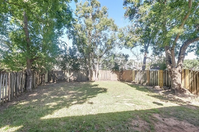 Building Photo - 1714 James Buchanan Dr