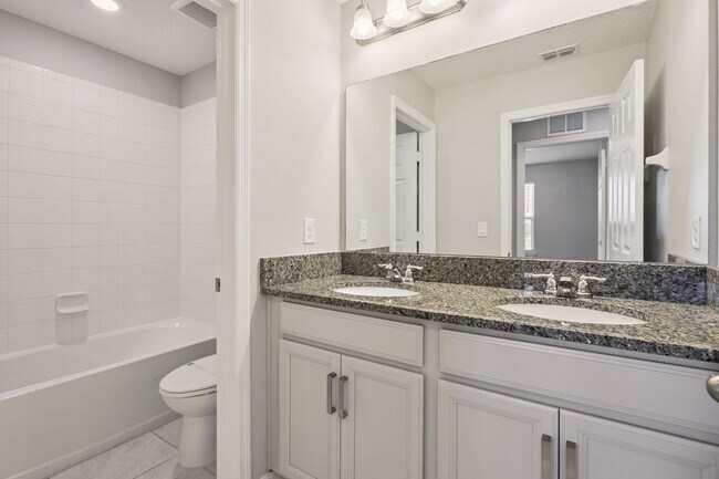 Building Photo - 3/2.5/2 Townhome in SummerLake