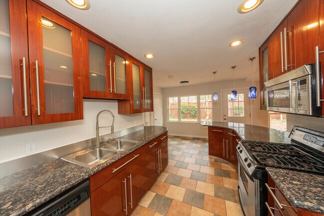 Building Photo - 821 Fontana Ave