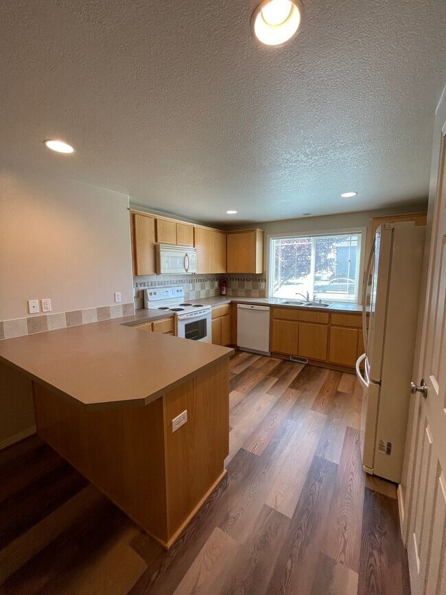 Building Photo - 609 S Harborview St