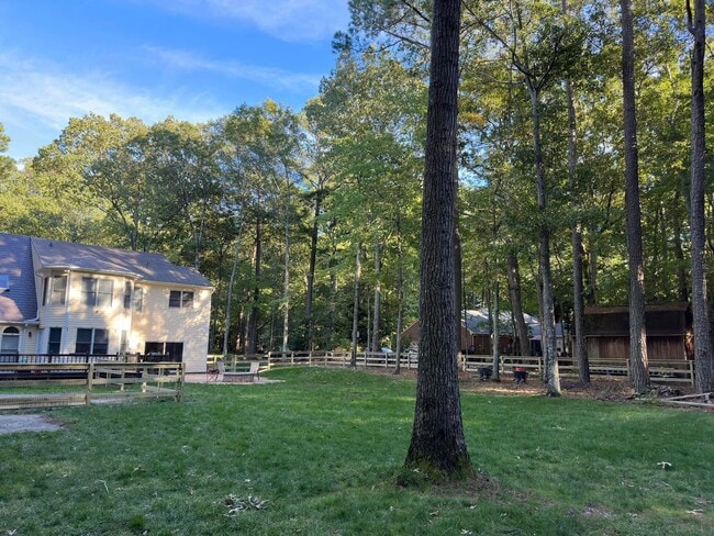 Building Photo - Move In Ready 4 Bedroom House in Yorktown!