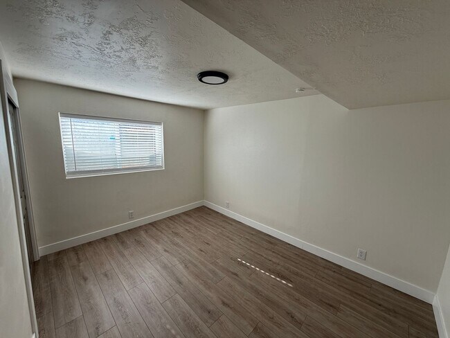 Building Photo - Five Bedroom Home, 2600 sq ft,  West Jordan, $3000/month, Fenced Yard