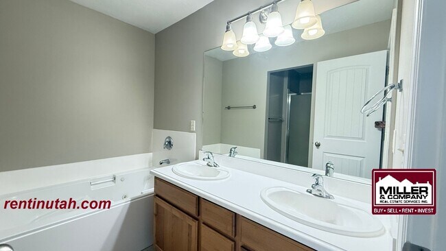 Building Photo - Beautiful townhouse in The Cottages at 9th!