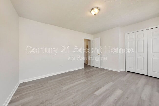 Building Photo - 9907 Warwick Pl