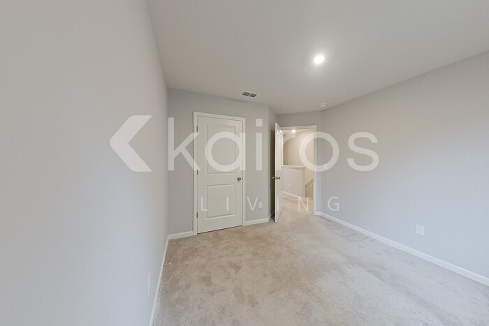 Building Photo - 229 Topaz Ln