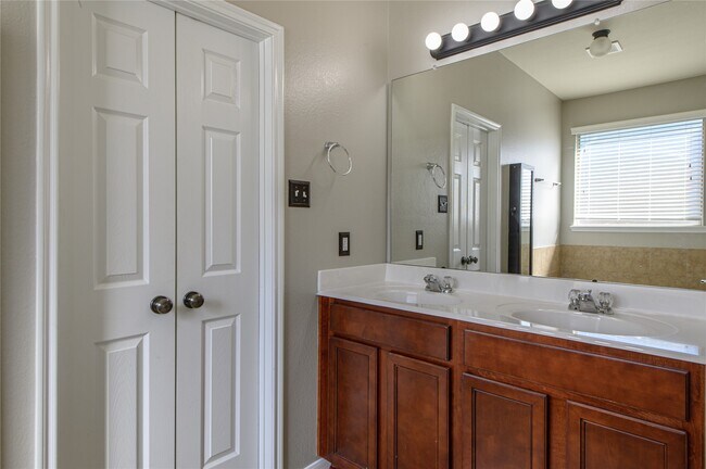 Building Photo - 15619 Mossy Park