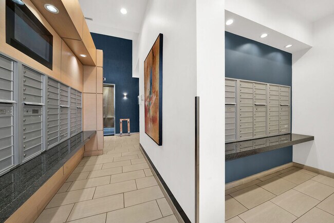 Building Photo - 910 W Huron St