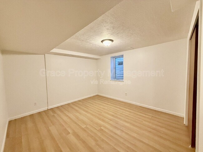Building Photo - 1125 W 8th Ave Dr