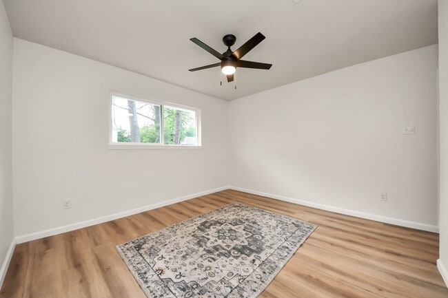 Building Photo - 2407 Crestdale Dr