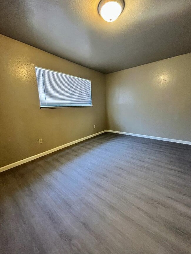 Building Photo - 573 N Minaret Ave