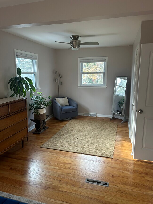 Building Photo - 44 Maple Ave