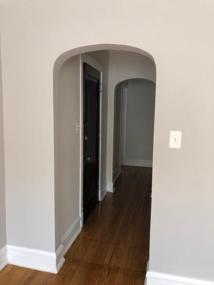 Building Photo - 6364 N Hermitage Ave