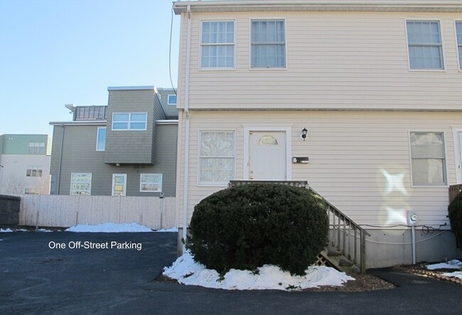 Building Photo - 64 Murdock St