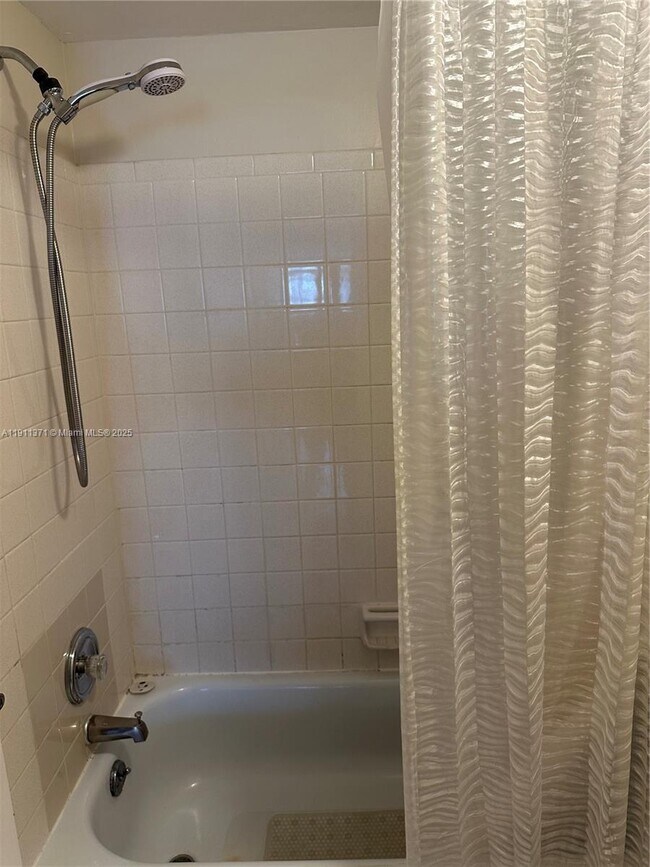 Building Photo - 3113 S Ocean Dr