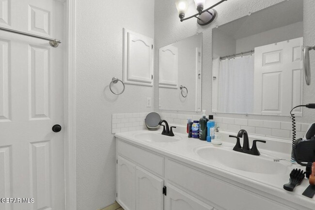 Building Photo - 10912 Loma De Luz Pl