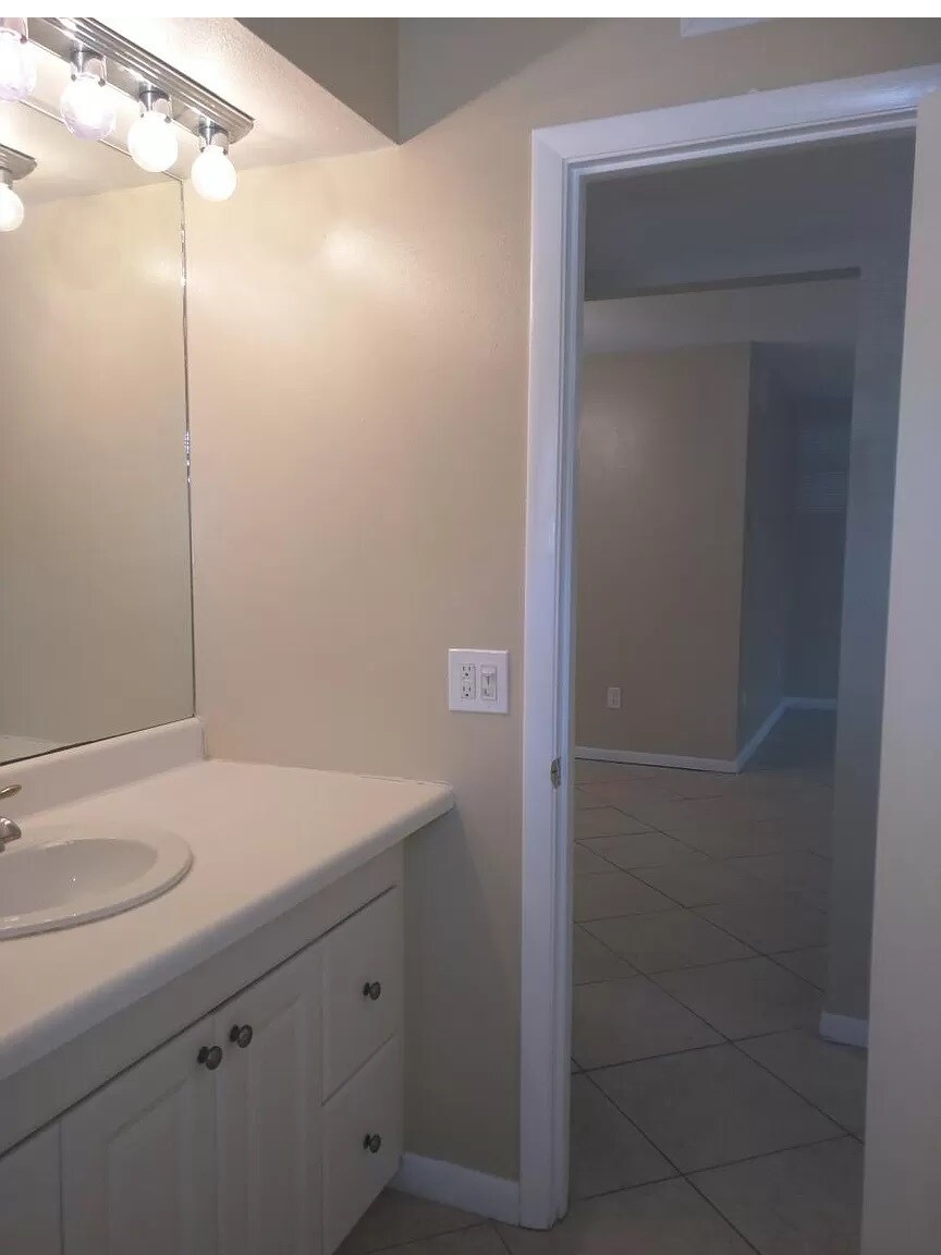 Building Photo - 3346 Camelot Dr