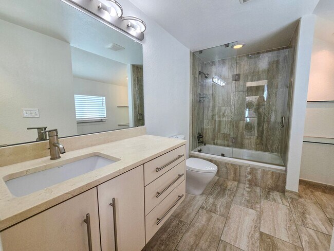 Building Photo - Bright 1-bedroom loft in the heart of Boulder- Available Now