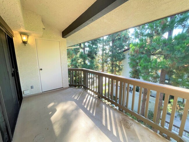 Building Photo - Tall vaulted ceilings, top floor condo, gr...