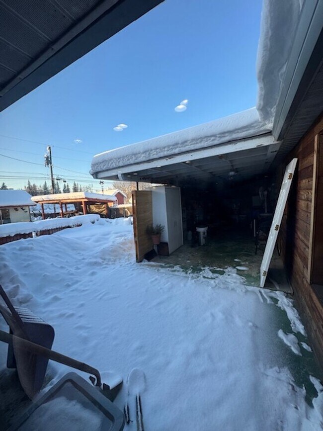 Building Photo - Beautifully Remodeled 4 bedroom off the River in town