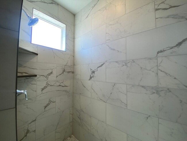 Building Photo - MOVE IN SPECIAL - DECEMBER RENT FREE!