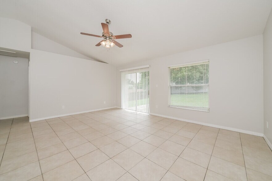 Building Photo - 918 Palm Forest Ln