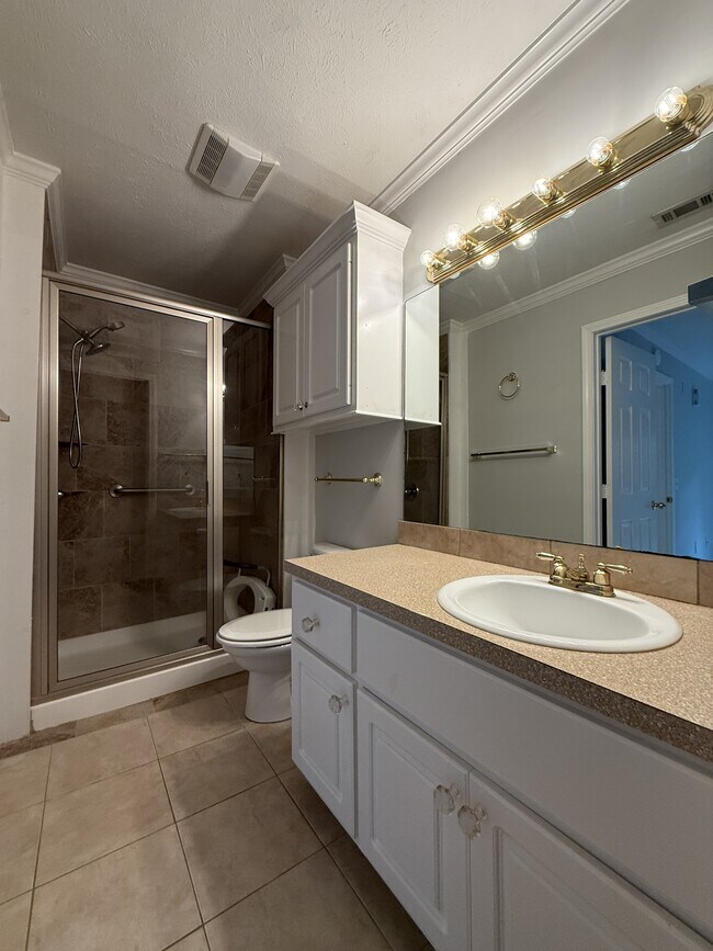 Building Photo - 200 Woodgreen Dr