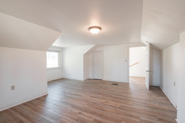 Building Photo - 566 W Ida St