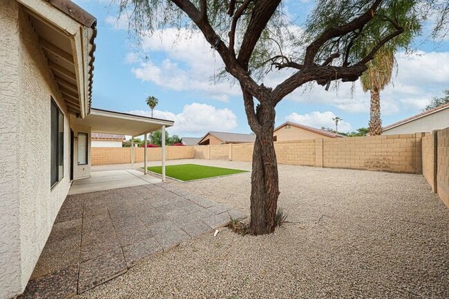 Building Photo - Welcome to this Charming 3 BEDROOM , 2 BAT...