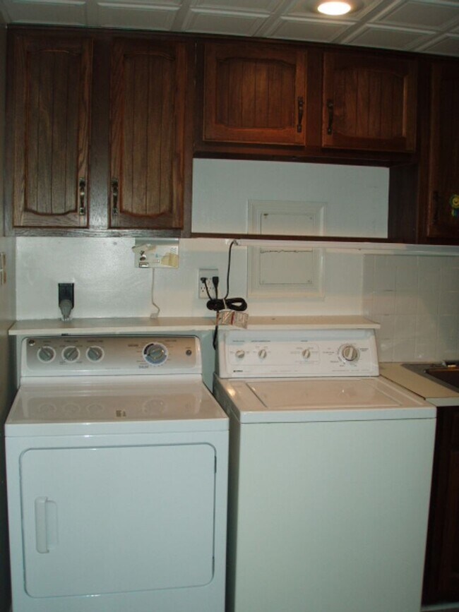 Building Photo - Classic 4 Bed 3.5 Bath Brick Townhome With...