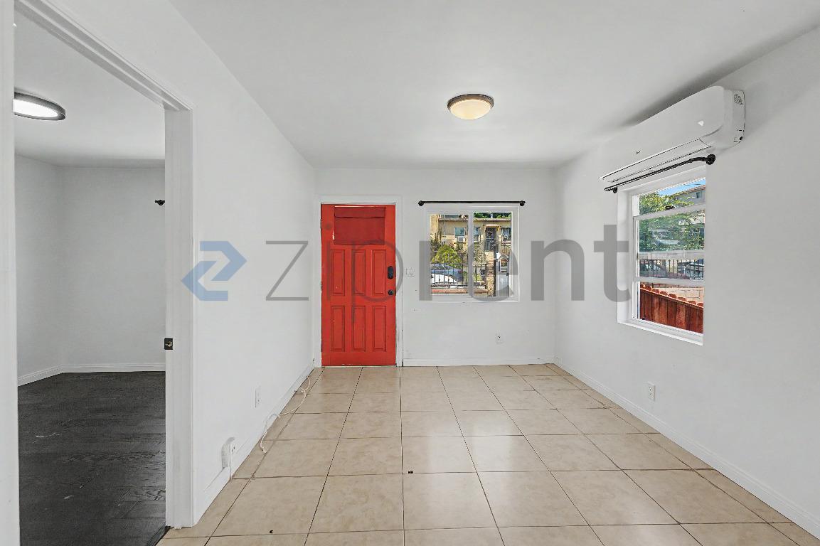 Building Photo - Unit