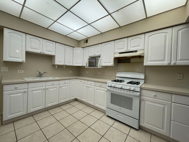 Building Photo - Nice and Spacious 1 Bedroom 1 Bath with Attached 1 Car Garage located in Wauconda!