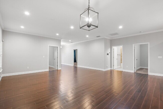 Building Photo - "Charming St. Petersburg Home: 3 Beds, 2 Baths, 1720 Sq. Ft. of Comfort!"