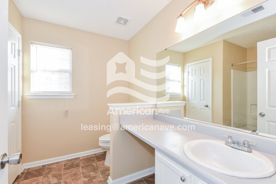 Building Photo - 2152 Oak St