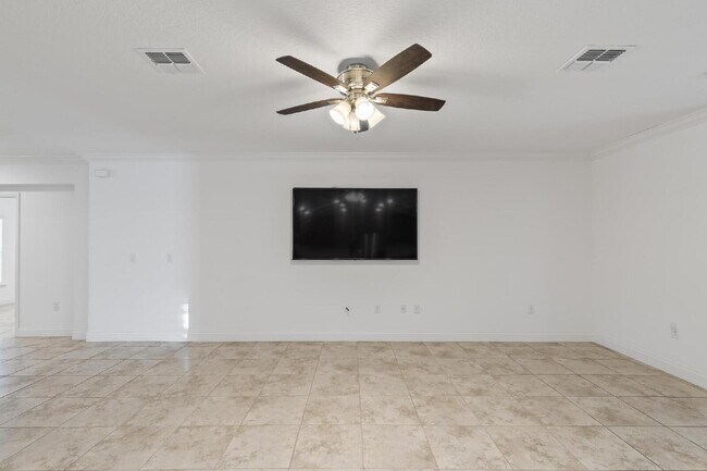 Building Photo - CLOSE TO EVERYTHING!