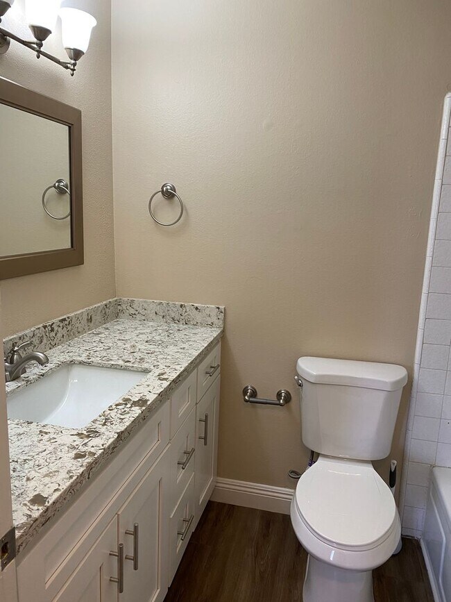 Building Photo - Beautifully remodeled 2 bed, 1 bath Condo!
