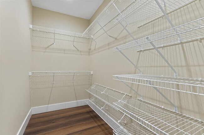 Building Photo - 5424 Delmar Ct