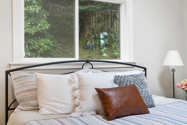 Building Photo - FURNISHED! Exquisite 3-Bedroom Furnished U...