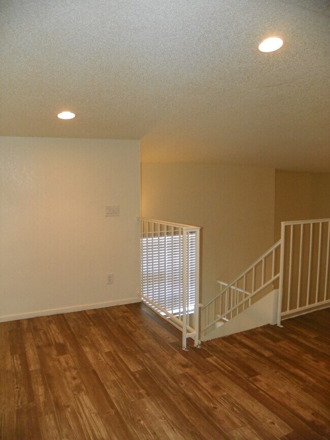 Building Photo - 1 bedroom with loft - or 2nd bedroom - w/d...
