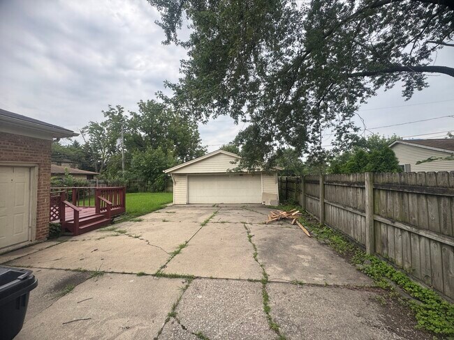 Building Photo - 27 W 155th Pl