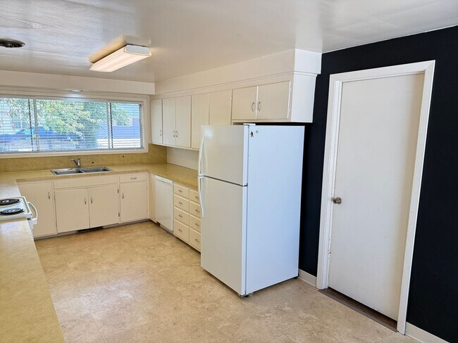 Building Photo - 3 bedroom, 1.5 bath house in Eugene!