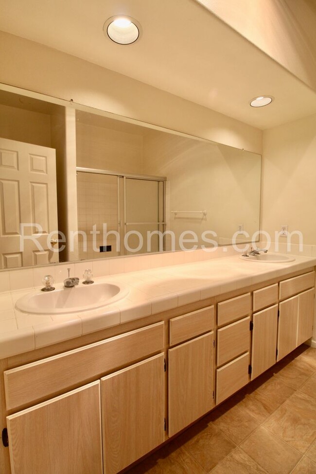 Building Photo - 510 Camino De La Reina
