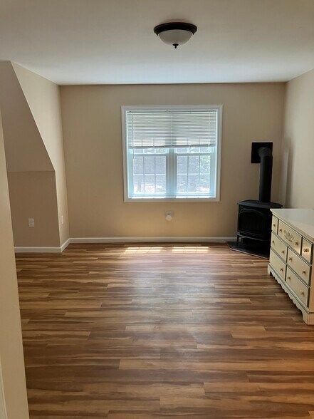 Building Photo - 4 Brown Ln