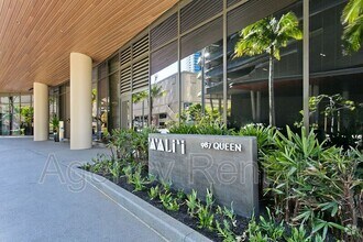 Building Photo - 987 Queen St