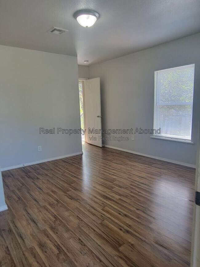Building Photo - 727 S Olympia Ave