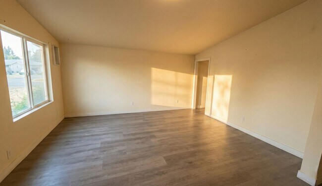Building Photo - Utilities Paid: 3 Bed Laurel District Apartment with Modern Updates