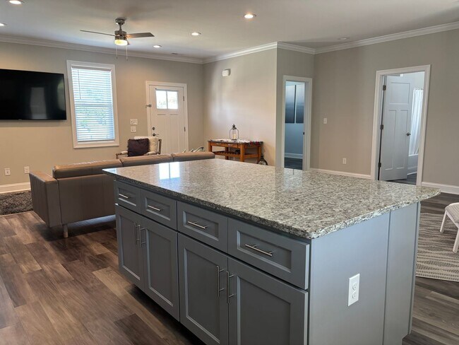 Building Photo - New home in Pine Knoll Shores